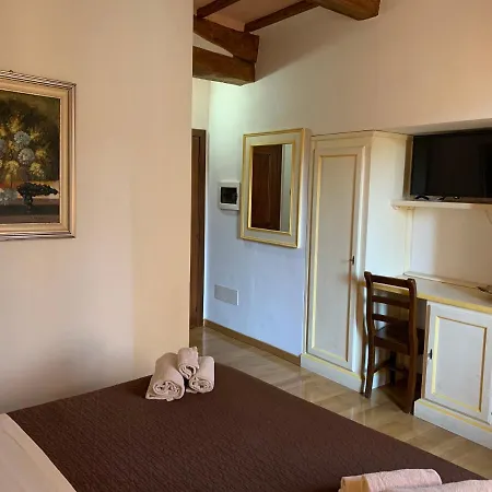 Residenza Via Dante Губбио